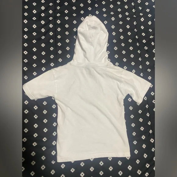 🔥2/$10 Kids White Hooded Short Sleeve sequence Shark Shirt- size 4t - Picture 2 of 5